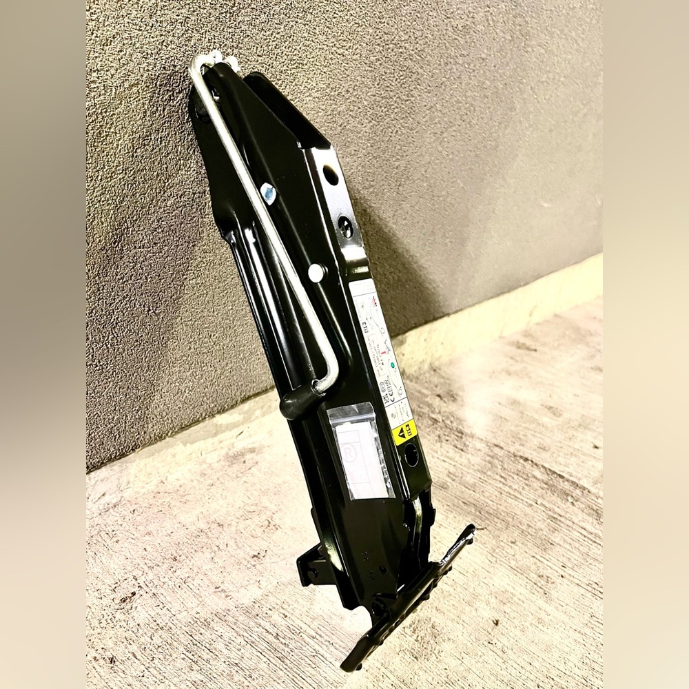 2010-2018 Porsche Macan Cayenne Jack Floor Lift and Foam Holder 7P0011031G OEM
